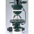 Microscope de polarisation avec système d&#39;éclairage composé